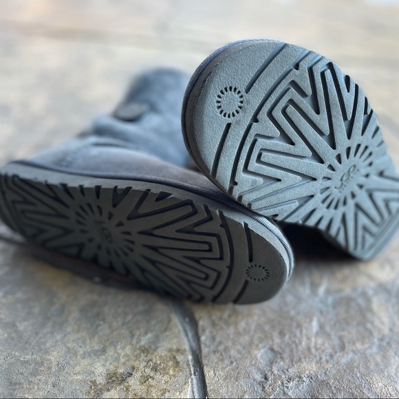 Like new grey Bailey button uggs boots - Picture 3 of 4